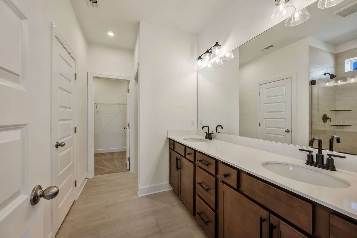 Primary en suite!(Photos of similar home)