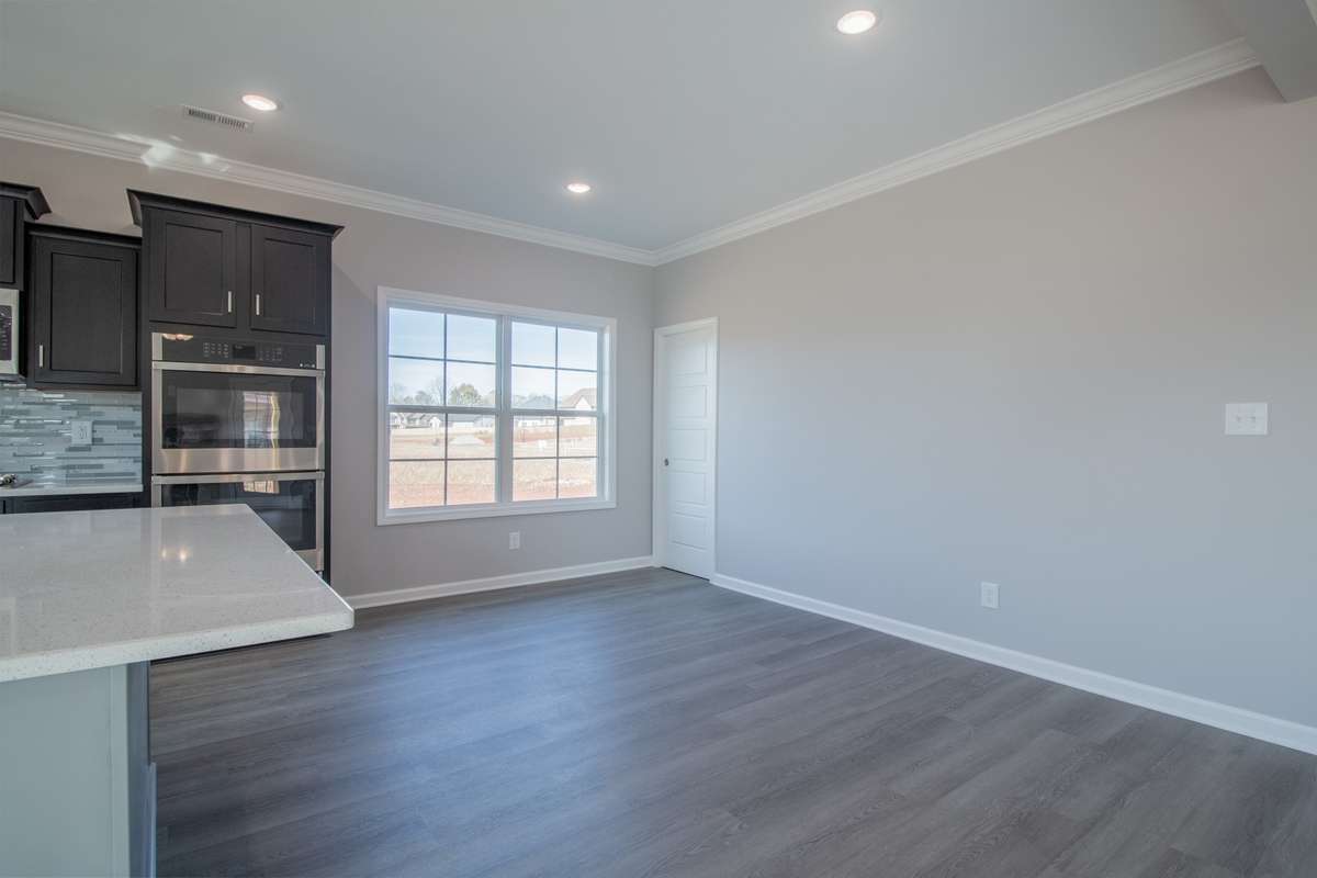 EXAMPLE>>>Spacious Eat-in Area in the Kitchen!!!