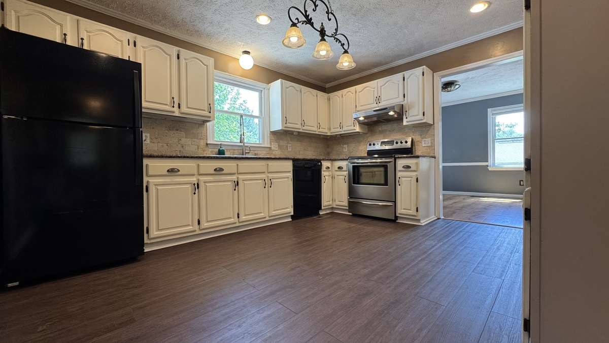 Lots of cabinetry in the kitchen!!