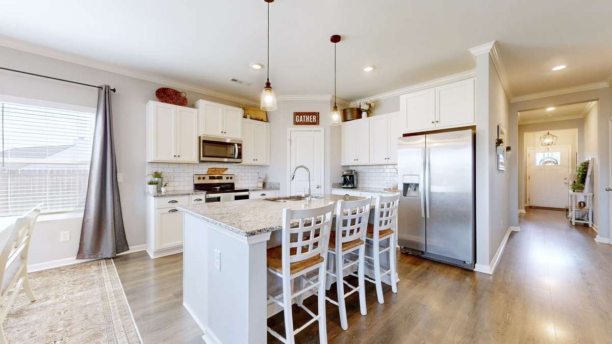 Large single level bar top island is a dream for entertaining guests or quick dinners with the family.