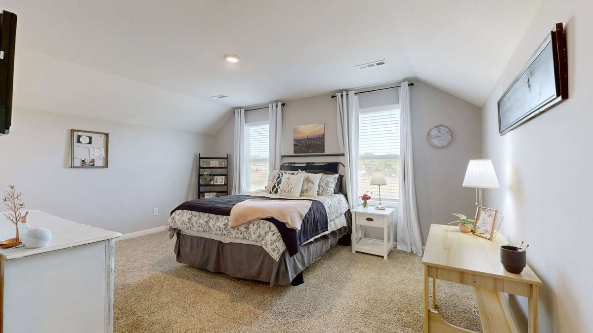 4th bedroom/guest room with full bath attached.