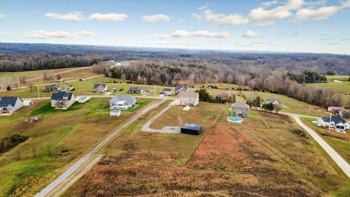 Offers peaceful, quiet country living while still being close to town.