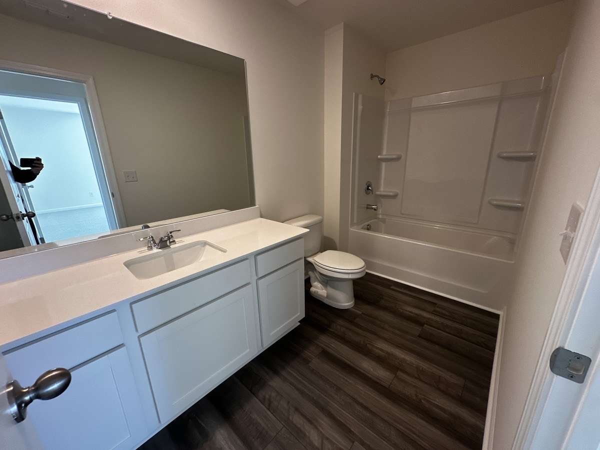 Full 2nd guest bathroom upstairs