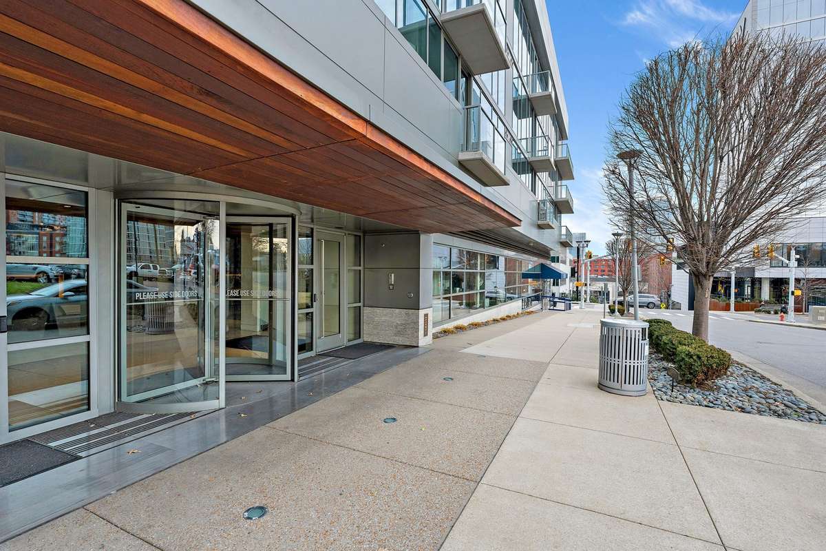Private building entry with 24/7 concierge service + security