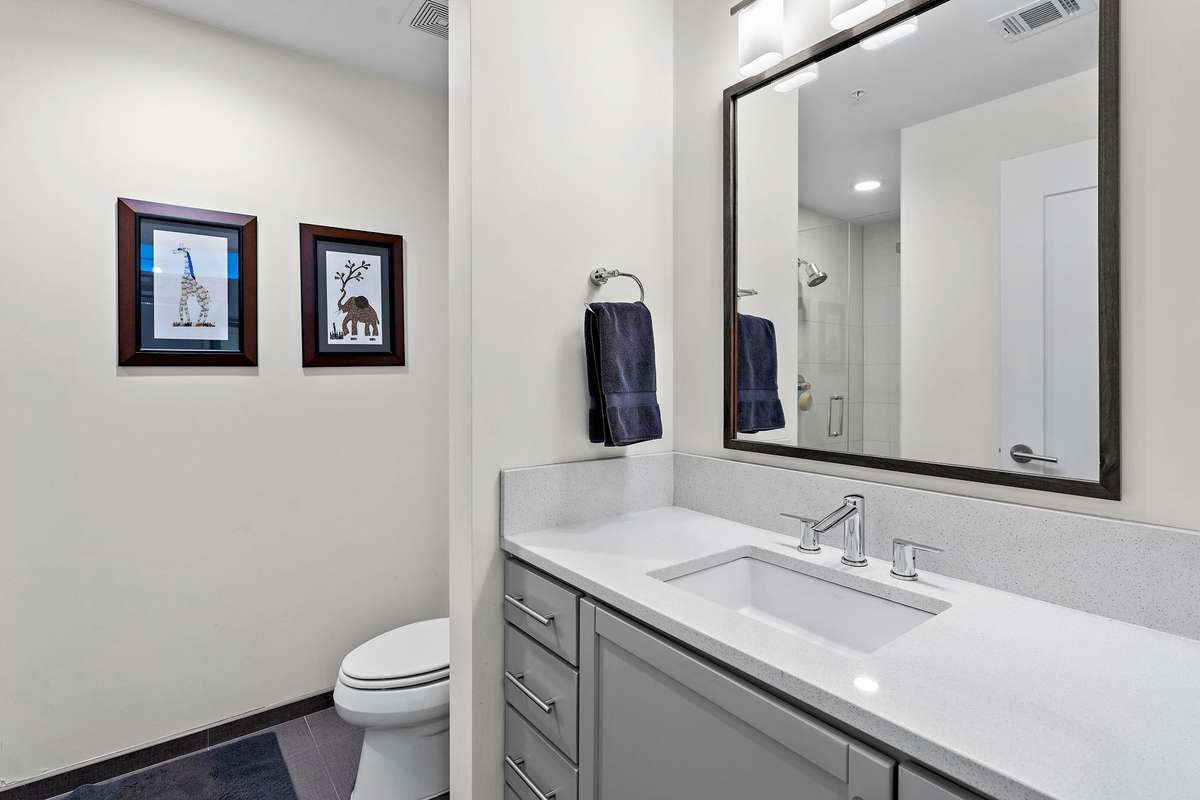 En-suite full bath w/clean modern finishes
