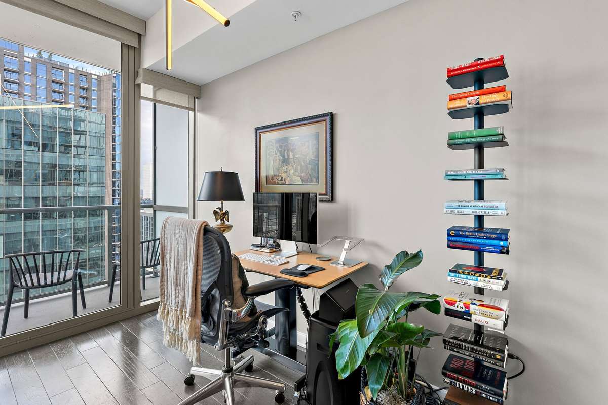 Flexible dining or office area