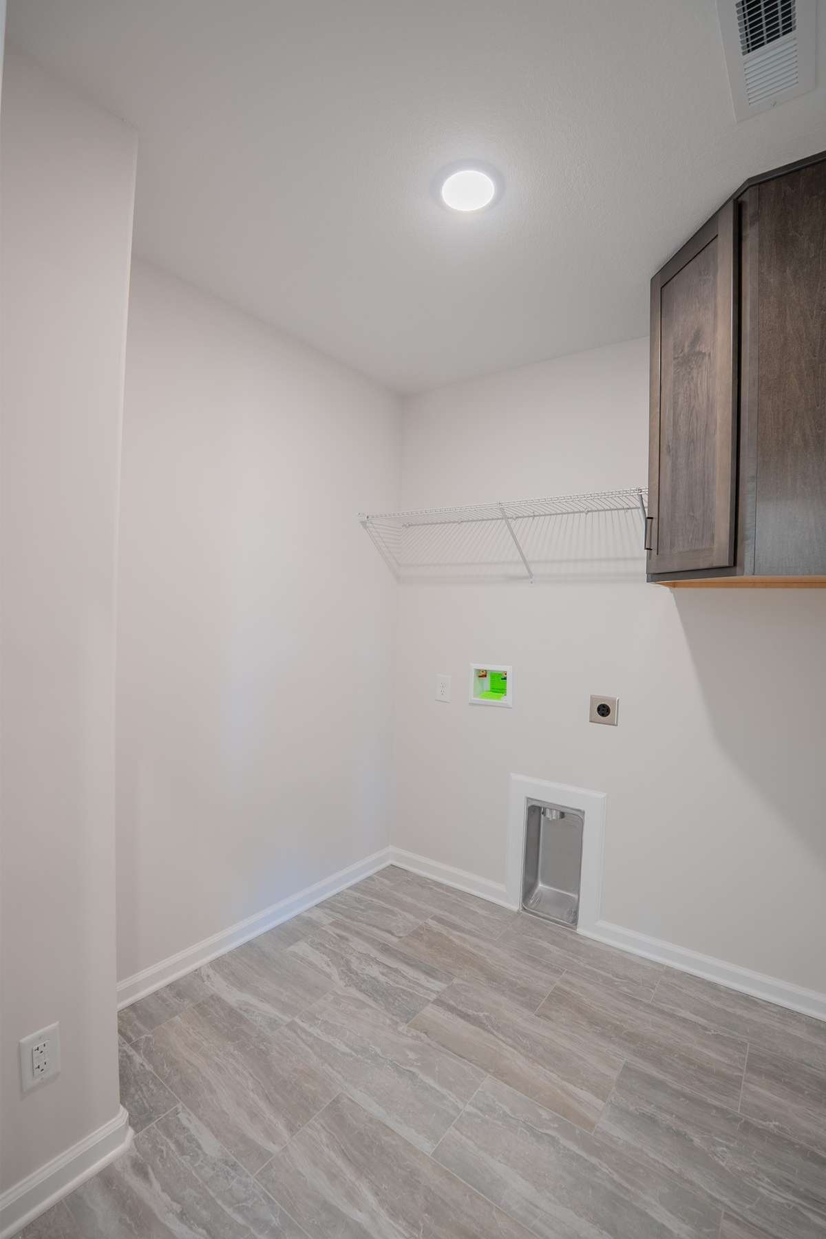 EXAMPLE>>> Large Laundry Room with a Laundry Chute!