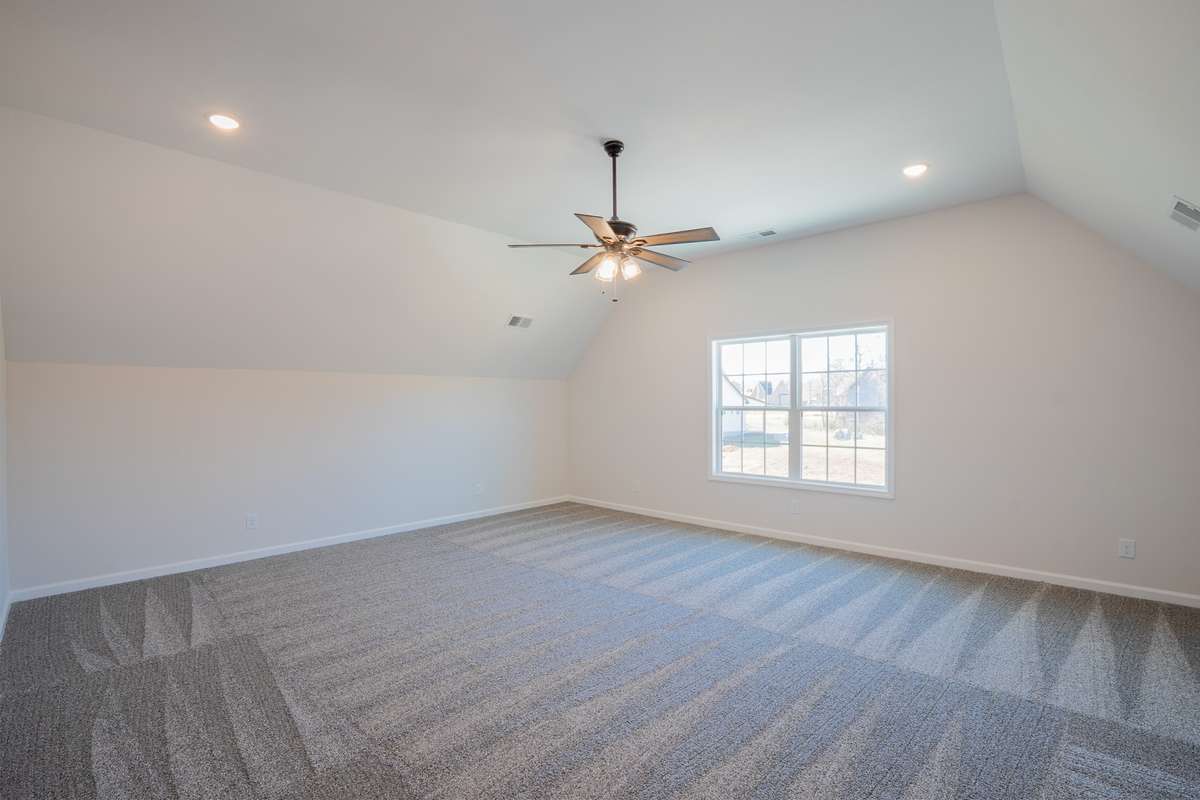 EXAMPLE>>> Huge Bonus Room w/ Recessed Lighting!