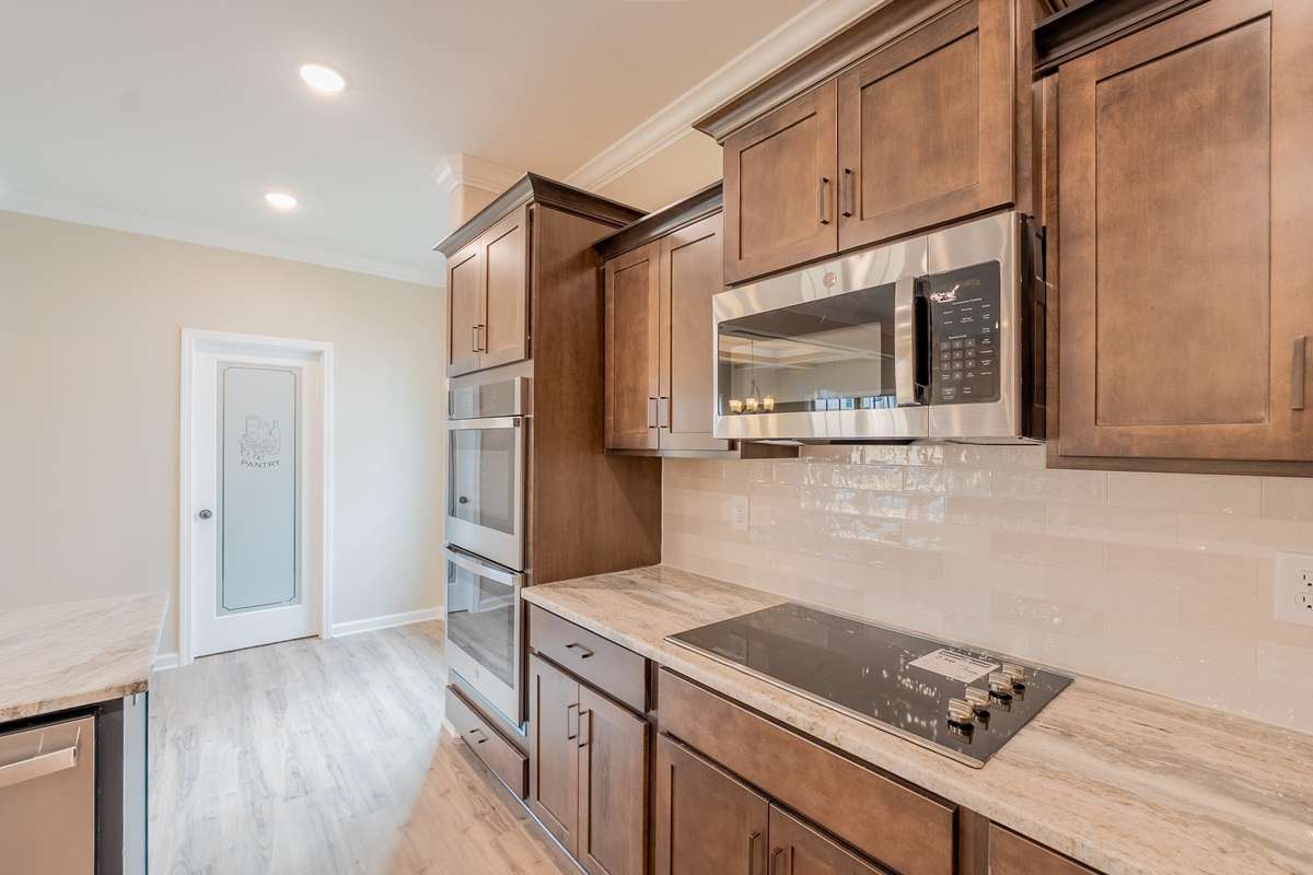EXAMPLE>>>Gas Cooktop, Double Oven and a Decorative Glass Pantry Door!