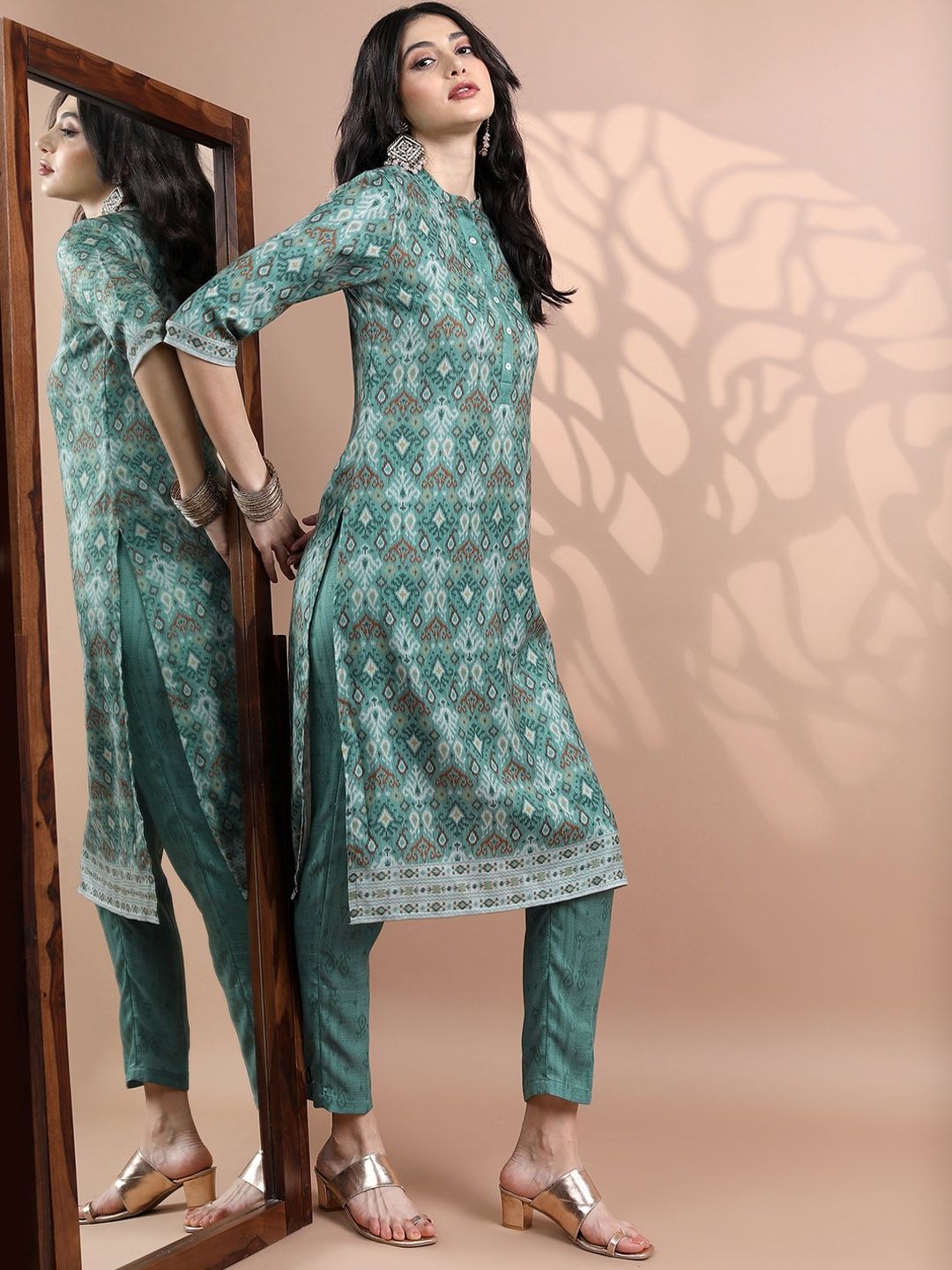 Flipkart - Vishudh Women Faux Pashmina Floral Printed Kurta with Trousers