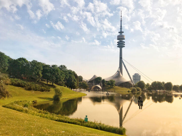 Der Olympiaturm im Olympiapark München am frühen Morgen