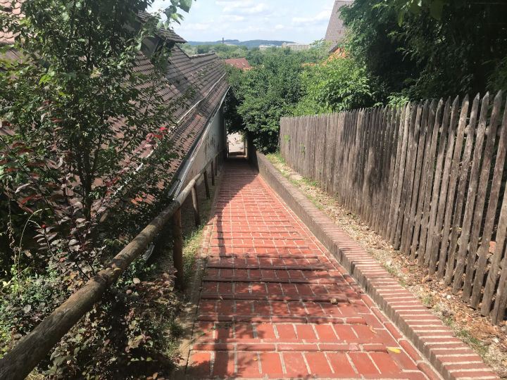 Der Weg hinunter von der Burg Trausnitz in die Landshuter Altstadt