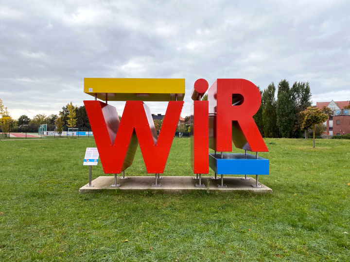 Skulptur aus Buchstaben: WIR in Wittenberge