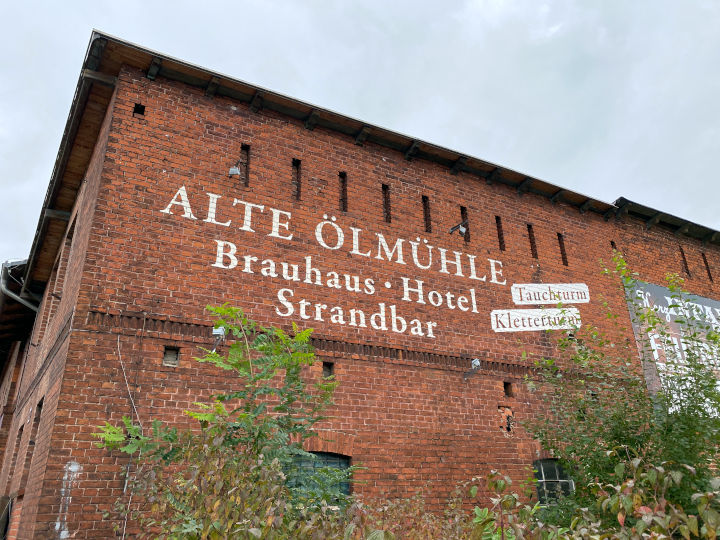 Der Eingang zur Alten Ölmühle in Wittenberge mit Hotel, Restaurant und Strandbar