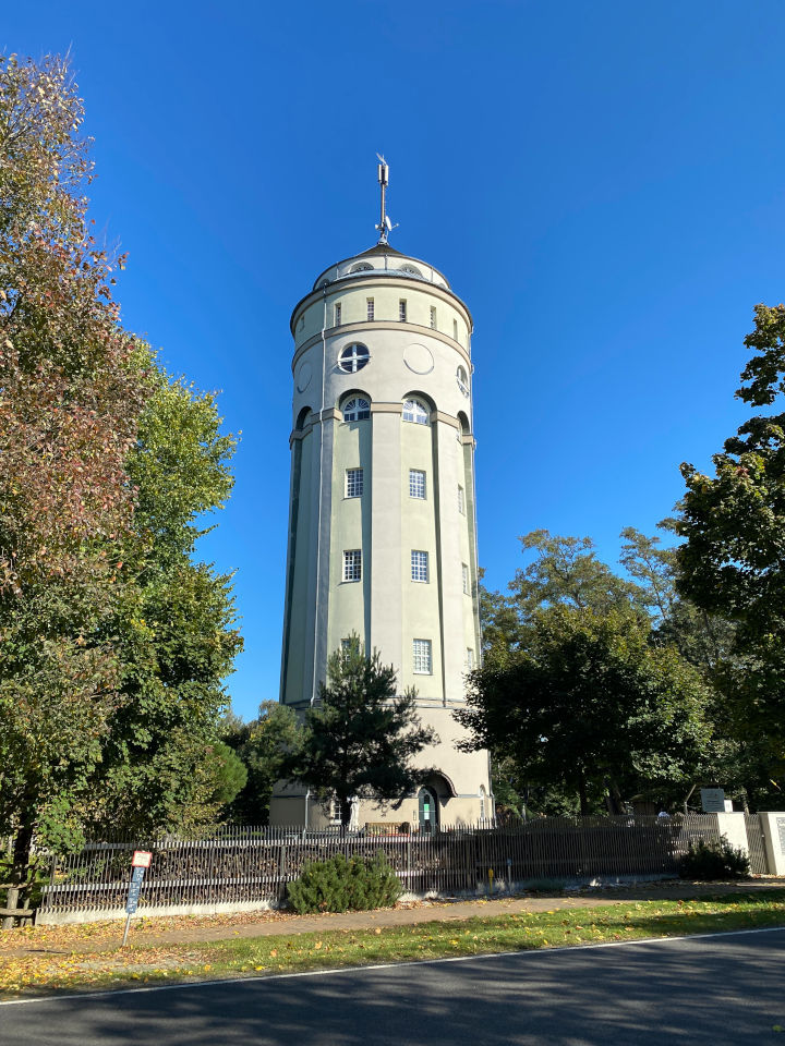 Weißer Wasserturm an der Treuenbrietzener Straße im Ortsteil Altes Lager