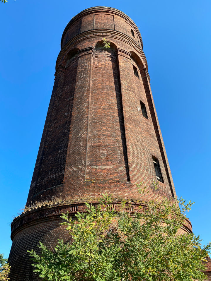 Roter Wasserturm aus Backstein an der Bülowstraße in Jüterbog II