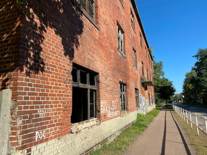 Verlassenes Backsteingebäude mit kaputten Fenstern in Jüterbog II