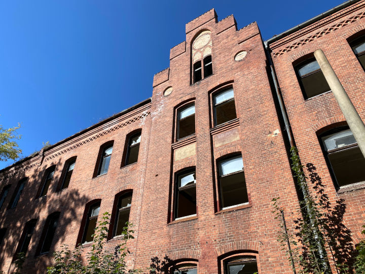 Verlassenes Backsteingebäude mit hohem Dachgiebel in Jüterbog II