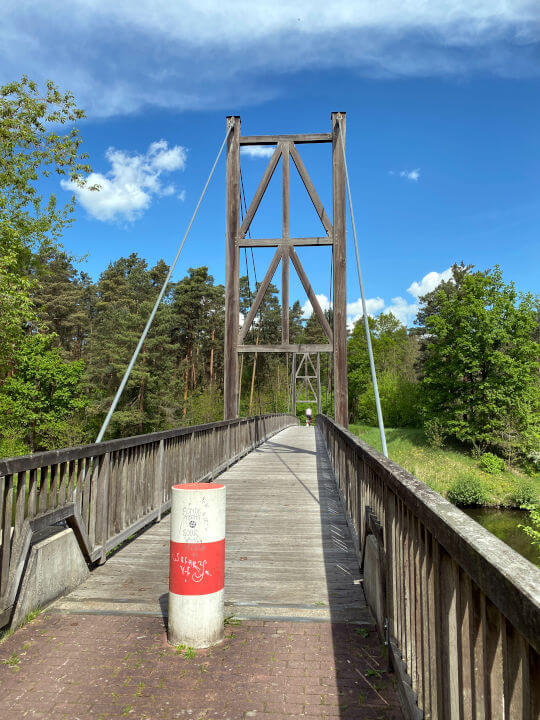 Eine Holzbrücke über die Spree