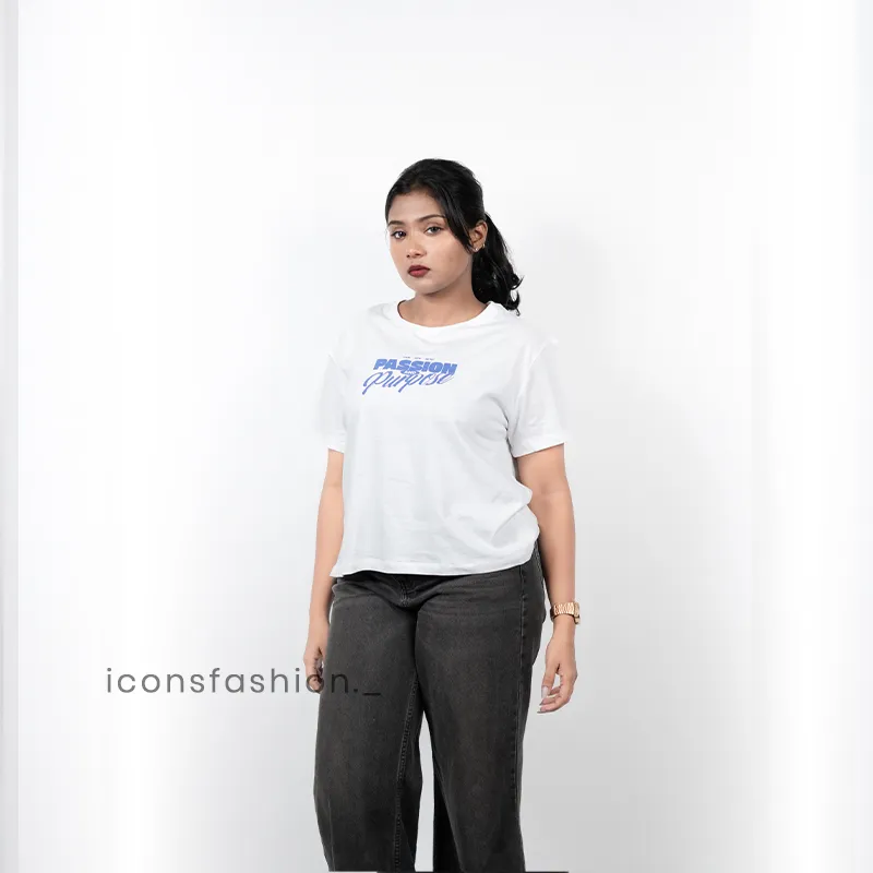 Woman-white-graphic-print-round-neck-T-shirt