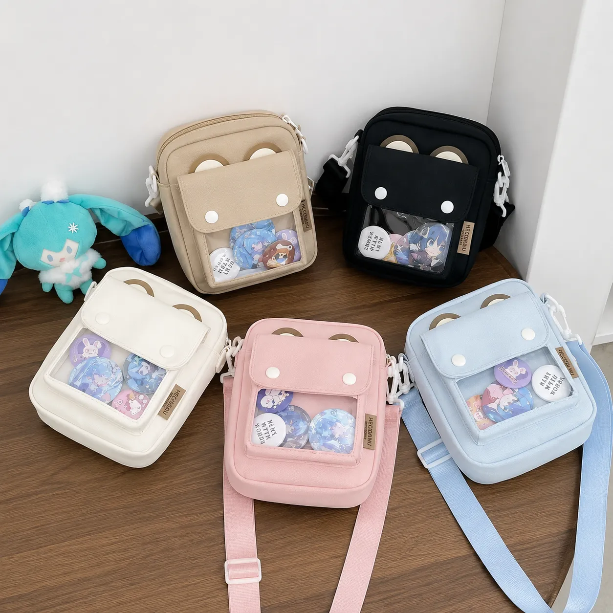 White-ita-style-crossbody-bag-with-transparent-front-display-pocket-adjustable-shoulder-strap-white-hardware-and-anime-badge-collection