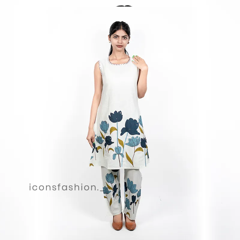 Women-blue-floral-printed-sleeveless-kurta-pant-co-ord-set-with-round-neck