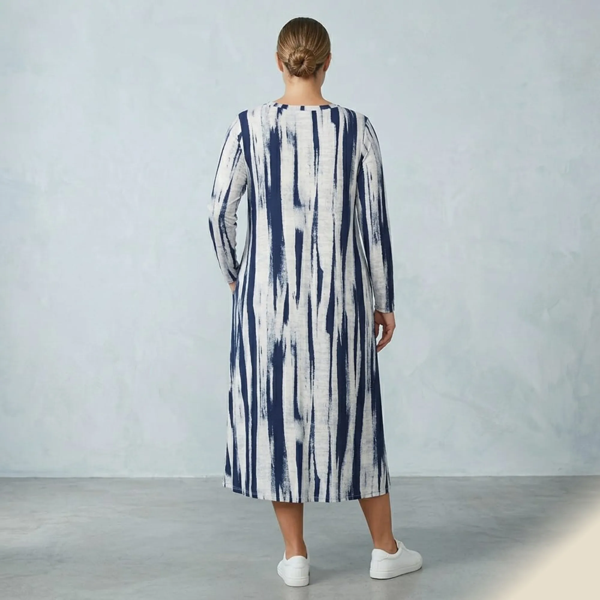 Blue-and-white-abstract-print-long-sleeve-midi-dress-for-women-with-side-pockets