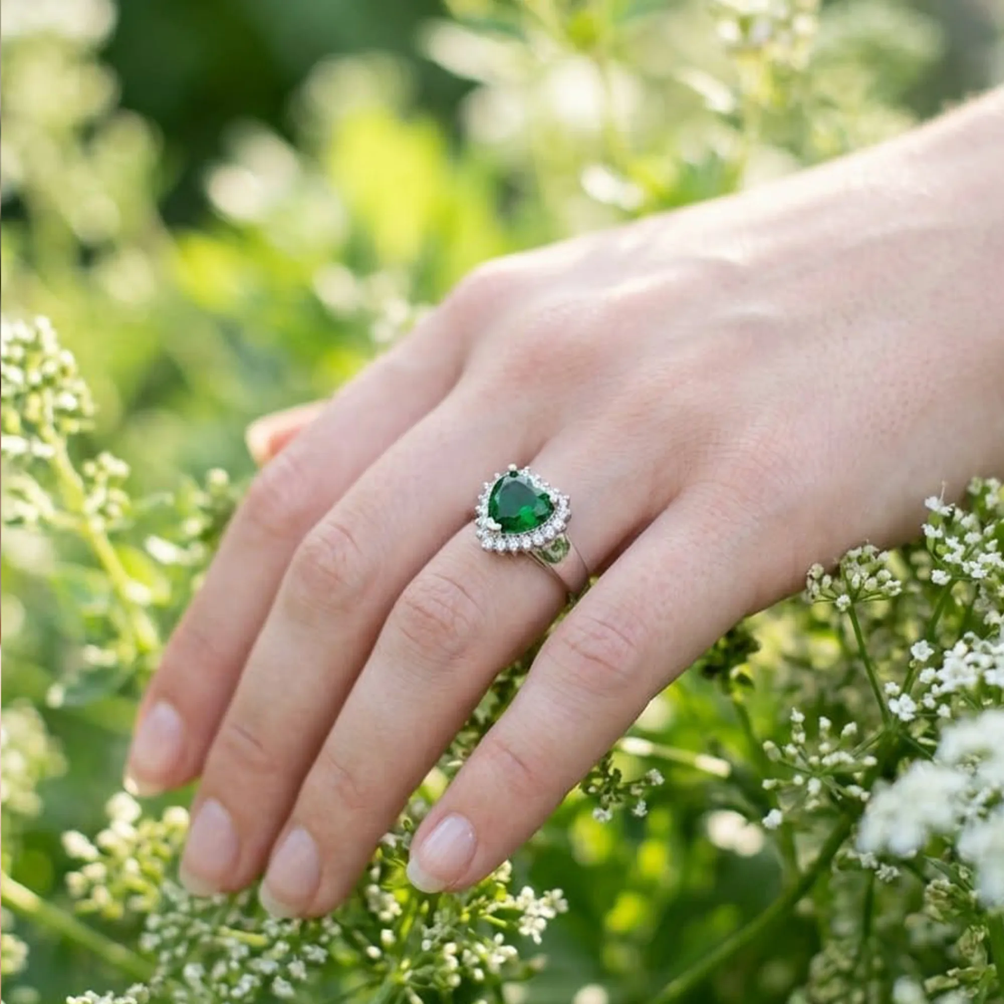 Silver-plated-heart-cut-emerald-green-zircon-halo-ring-for-women
