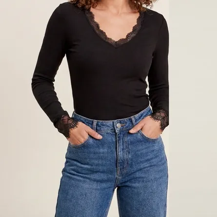 Black-ribbed-lace-V-neck-full-sleeve-fitted-top-for-women