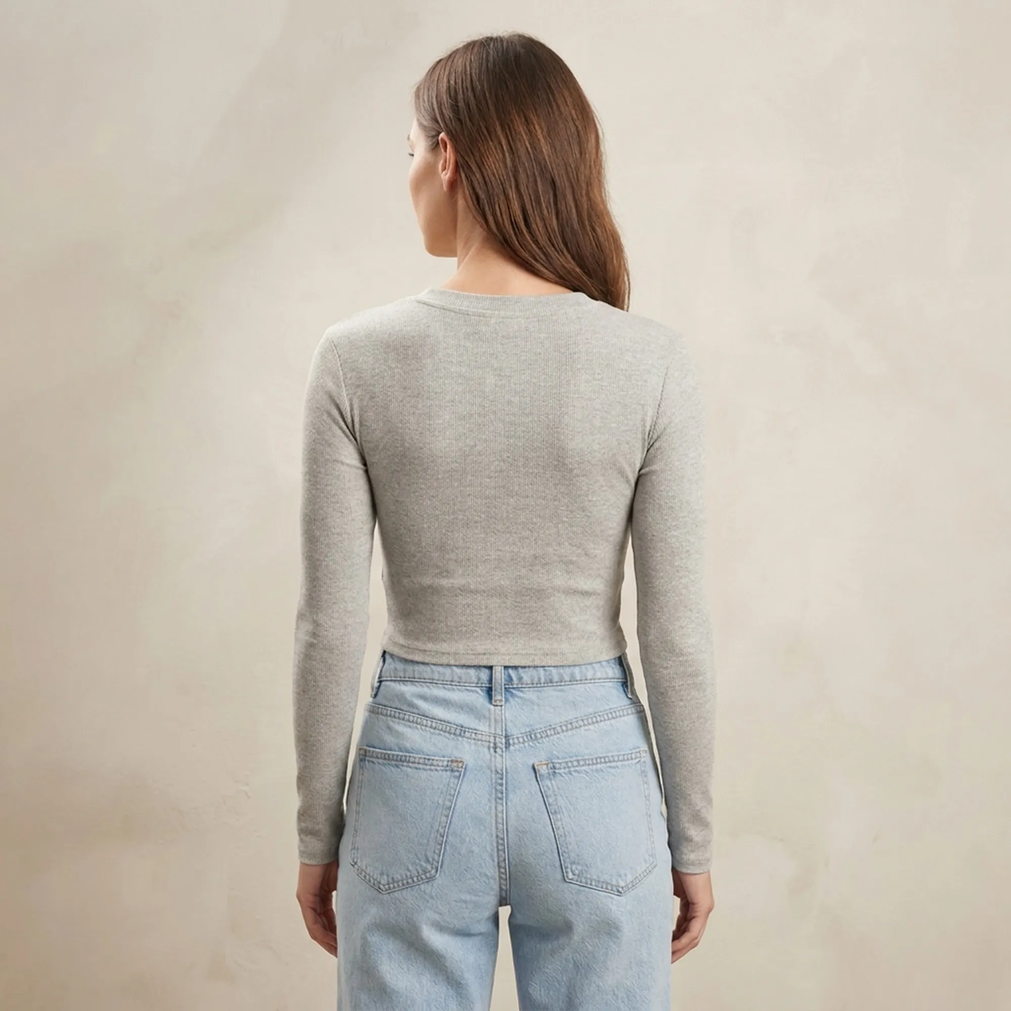 Grey-ribbed-V-neck-full-sleeve-fitted-crop-top-for-women