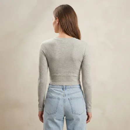 Grey-ribbed-V-neck-full-sleeve-fitted-crop-top-for-women