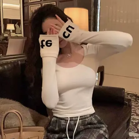Chic "Cn" Ribbed Knit Long-Sleeve Sweater with Wrist Cuff Branding - Image 4