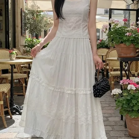 Vintage-Inspired Tiered Eyelet Maxi Skirt in Cream - Image 4