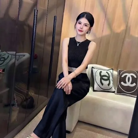 High-Waist Wide-Leg Trousers with Embellished Waistband - Image 4