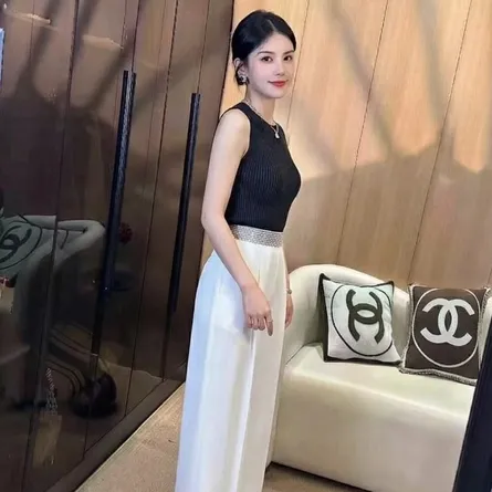 High-Waist Wide-Leg Trousers with Embellished Waistband - Image 3