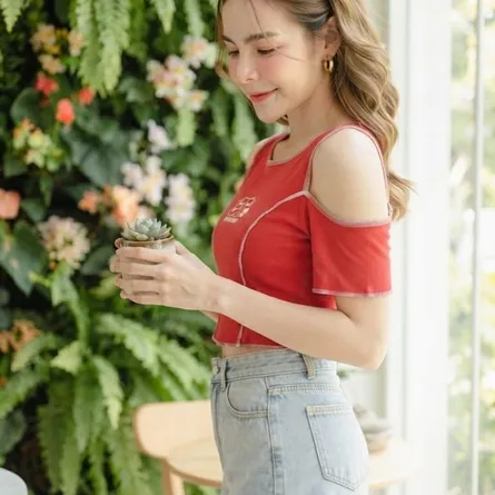 Chic Cold-Shoulder Contrast Stitch Crop Top - Image 4