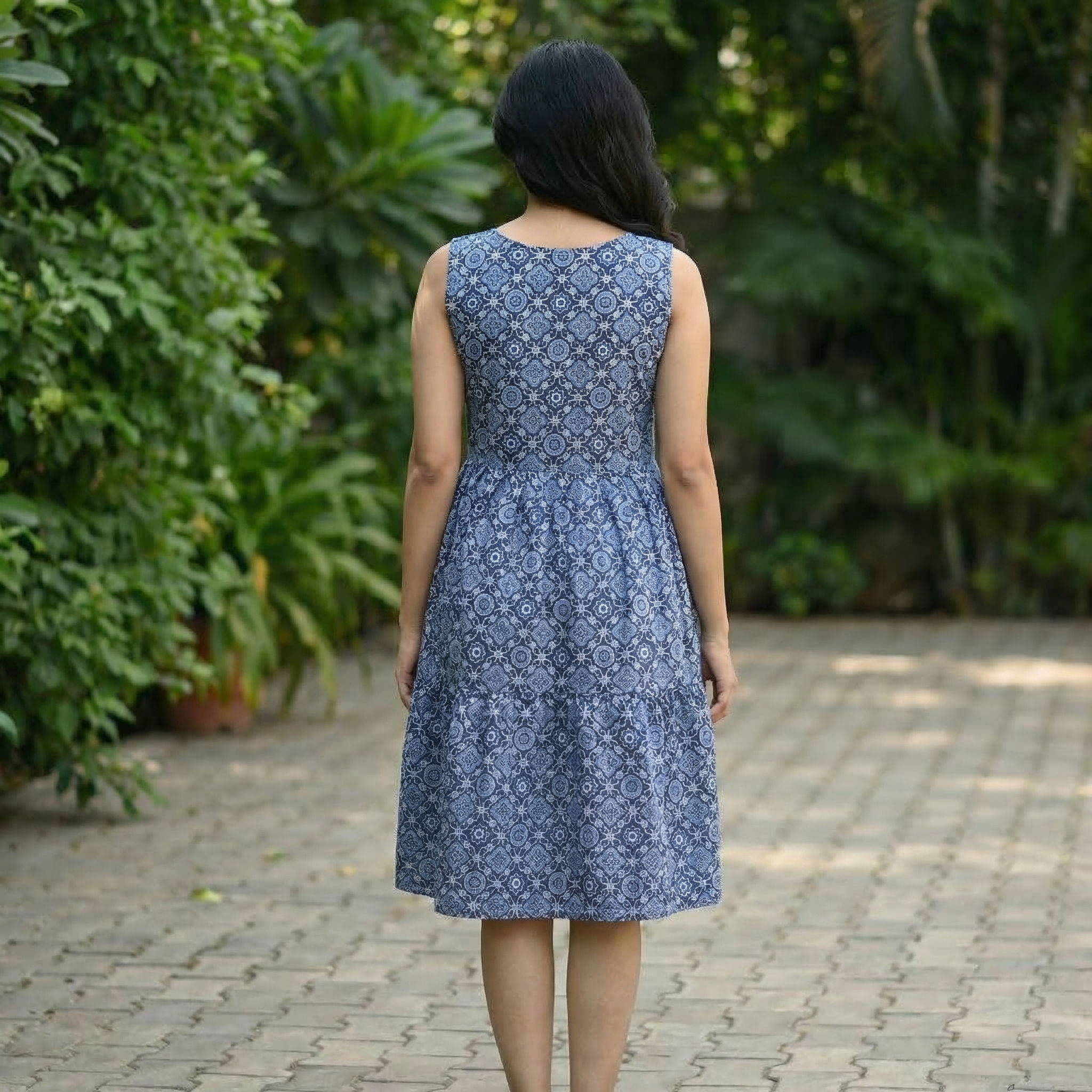 Blue-printed-sleeveless-round-neck-midi-dress