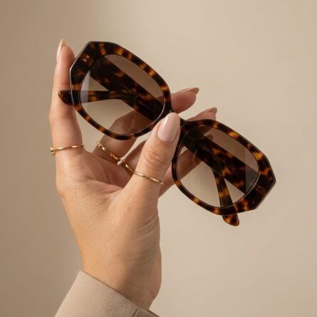 Women's tortoiseshell round sunglass - Image 3