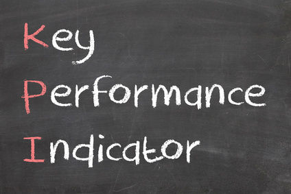 pizarra con las palabras key performance indicator