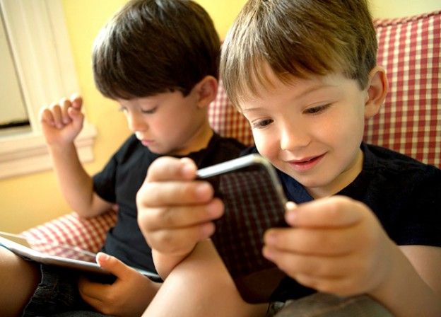niños usando tecnología