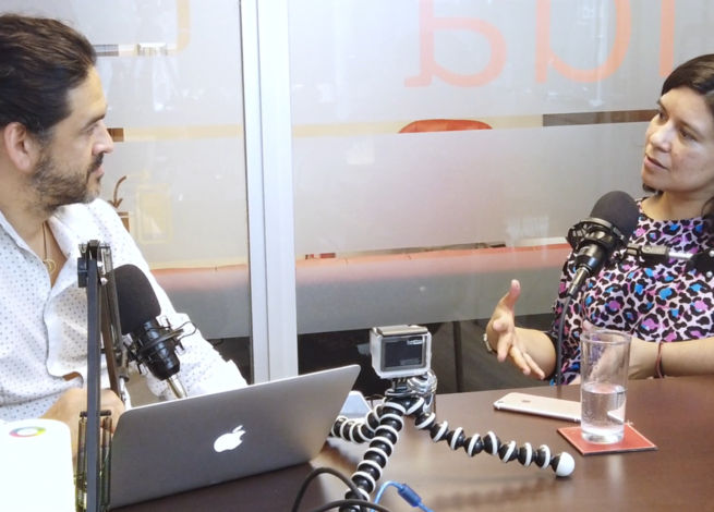 Max Martín conversa con Andrea Zamora, mientras son grabados.