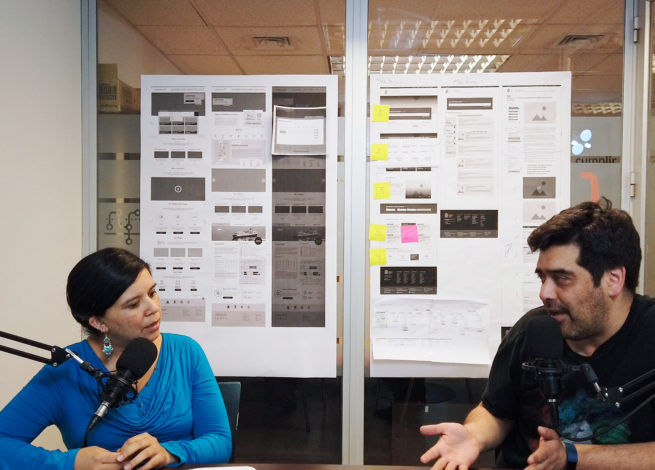 Andrea Zamora conversa con Max Villegas en la oficinas de IDA.