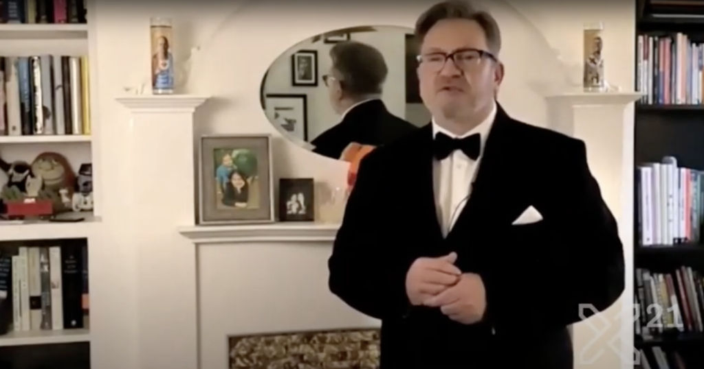 Dan Saffer, presentador de los Interaction Awards 21, desde una sala de su casa.