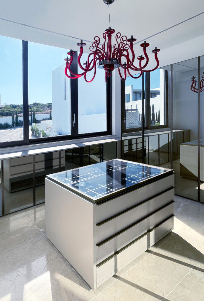 Cette photo décrit le mobilier moderne conçu pour un projet de Peverelli.