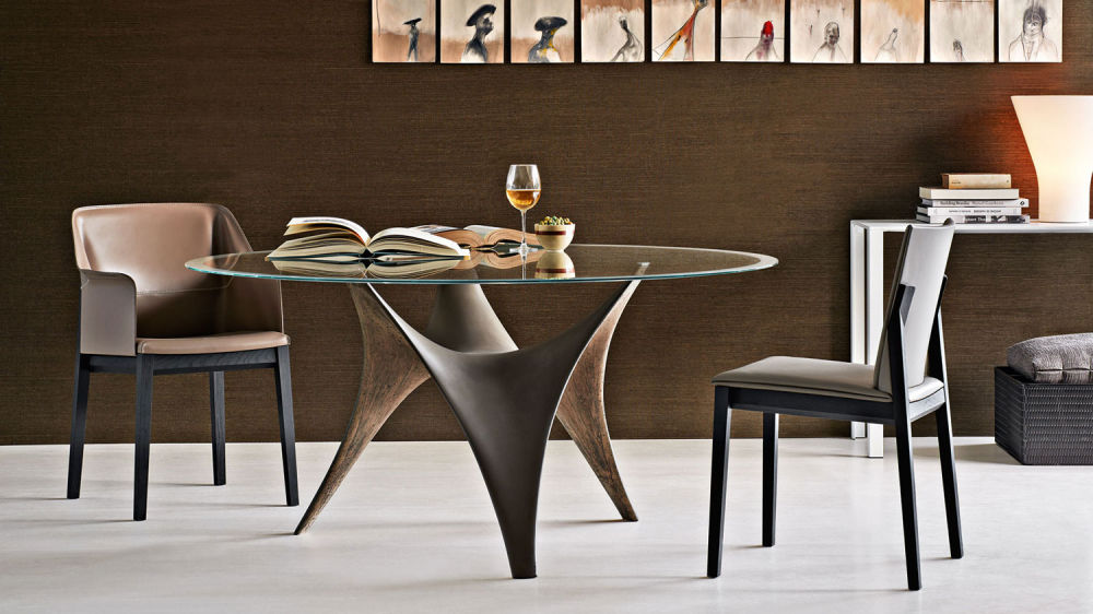 Arc est une table de salle à manger conçue par Norman Foster et proposée par Peverelli.