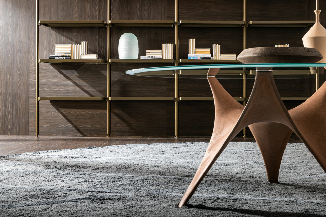 Arc est une table de salle à manger conçue par Norman Foster et proposée par Peverelli.