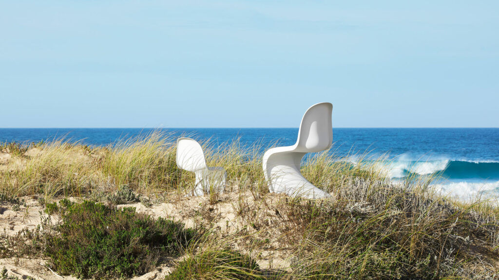Panton Junior sono sedie moderne di design disegnate da Verner Panton e proposte da Peverelli