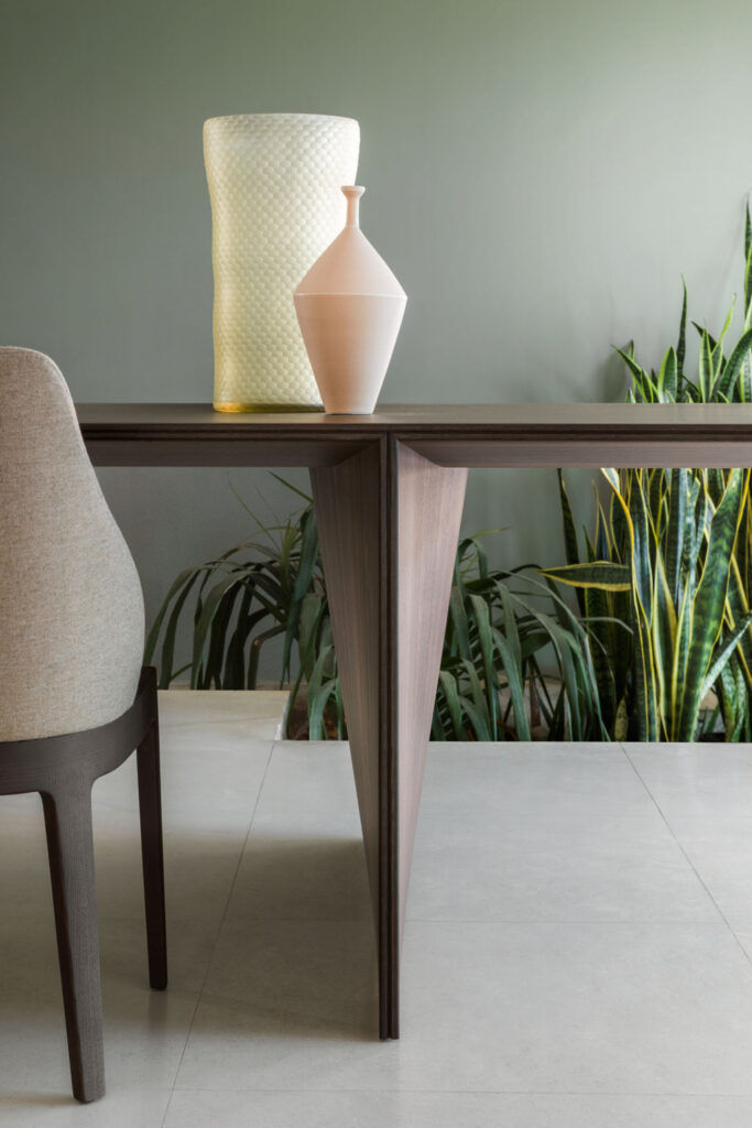 Ava Table les tables d'appoint spéciales conçues par Foster + Partners proposées par Peverelli