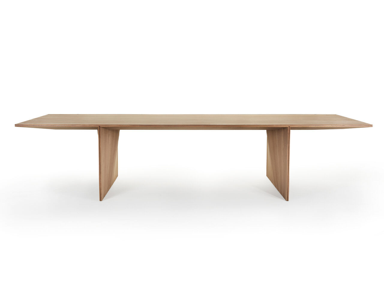 Ava Table les tables d'appoint spéciales conçues par Foster + Partners proposées par Peverelli
