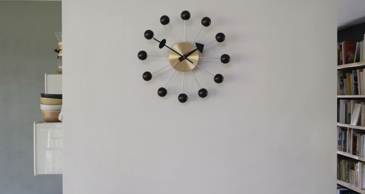 Ball Clock è un orologio di design che viene prodotto da Vitra, progettato da George Nelson e proposto da Peverelli